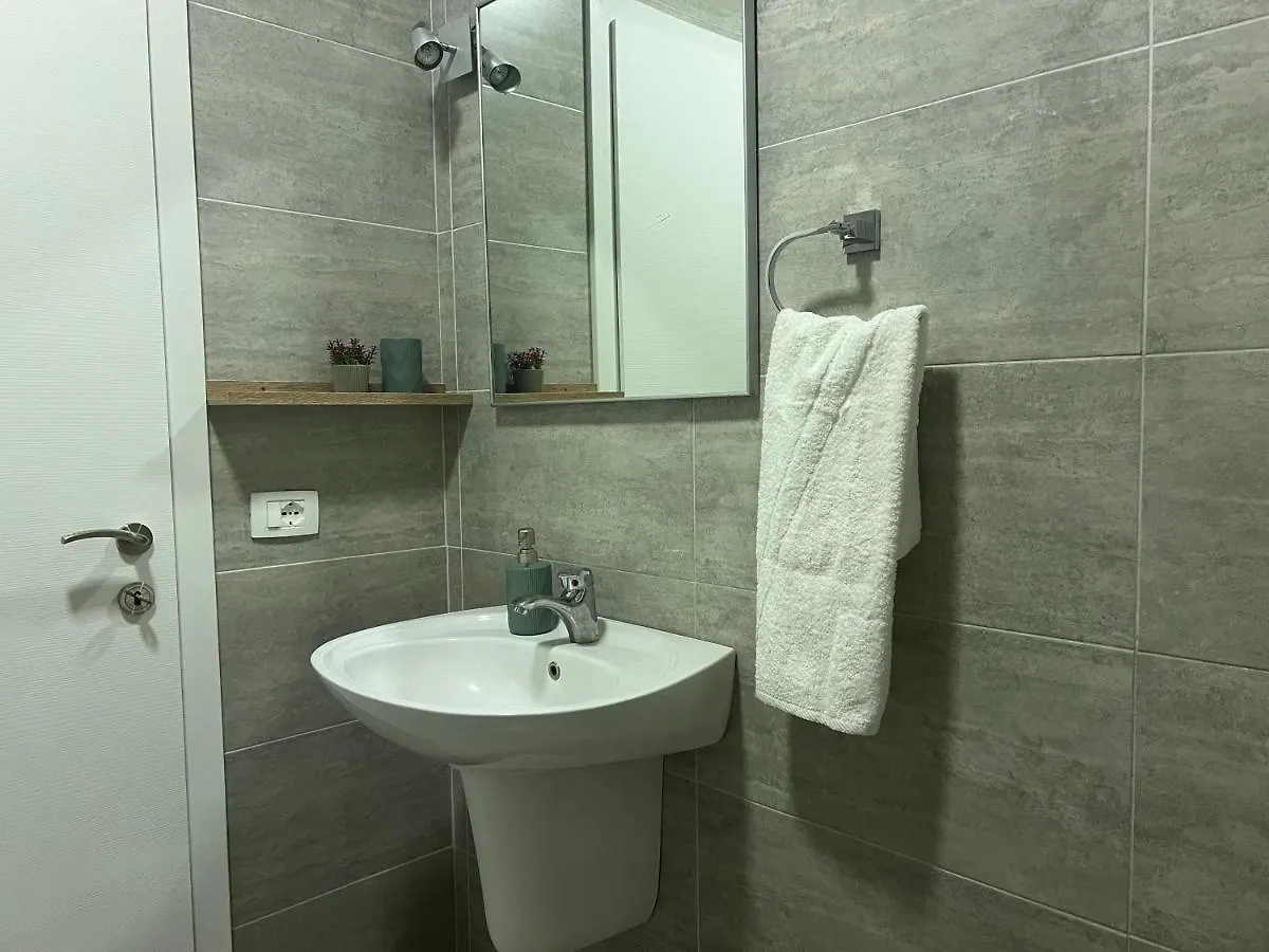 Alpha Auriga Quiet Apartment Tiran